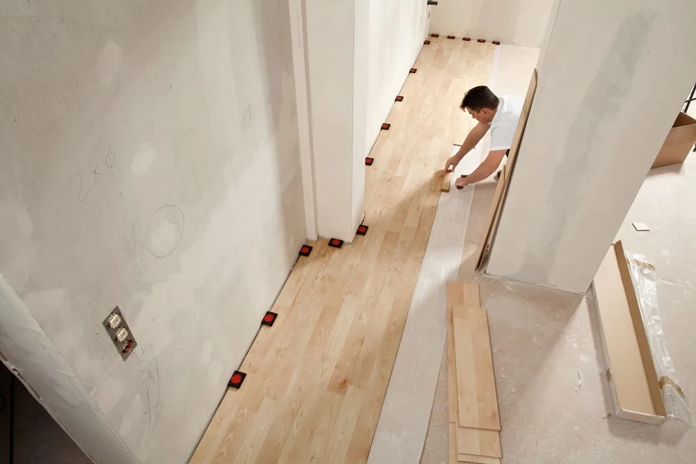 Bộ trưng bày miếng đệm AV2 trong showroom, cân chỉnh ván lót sàn, gạch chân tường thumbnail 5