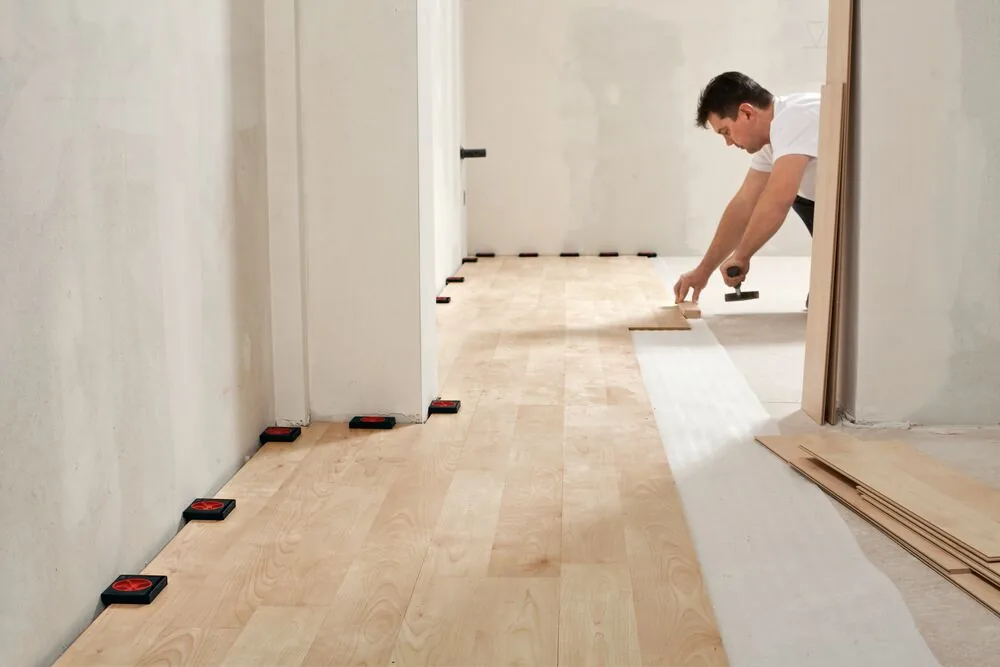 Bộ trưng bày miếng đệm AV2 trong showroom, cân chỉnh ván lót sàn, gạch chân tường thumbnail 6