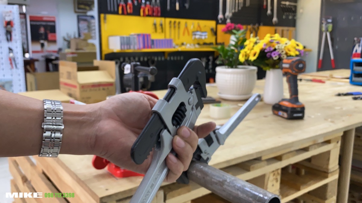 Thân hình người mẫu siêu mỏng bằng nhôm mỏ lết răng