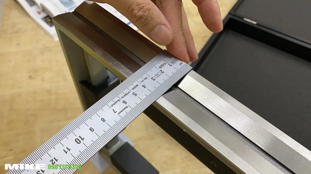 nivo vuông có 3 cạnh cắt rãnh chữ V