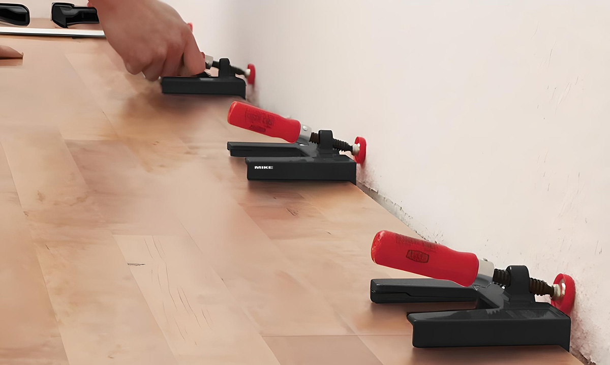 Sập đẩy BESSEY PVA, để dán các tấm gỗ cứng trong thi công sàn