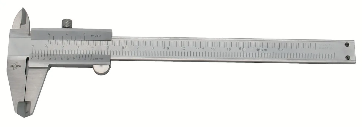 Thước kẹp cơ thang đo hệ mét 150mm, hệ inch 6 inch. Độ sâu ngàm kẹp 40mm (~ 1.57 inch). Vật liệu bằng thép không rỉ, tôi cứng cho độ bền cao, bề mặt phủ Chrome, khoá bằng vít.