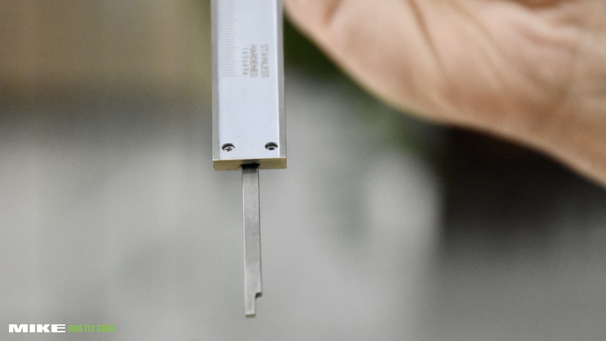 Chuôi đo sâu dạng bản dẹt trên thước kẹp