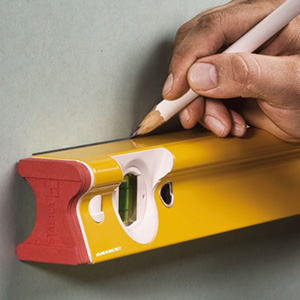 R300 dễ dàng đến mức không tưởng khi vạch dấu trên tường, cùng với cây bút chì đặc chủng của Stabila. Vạch liên tiếp, bắc cầu thông qua bọt thủy nằm ngang.