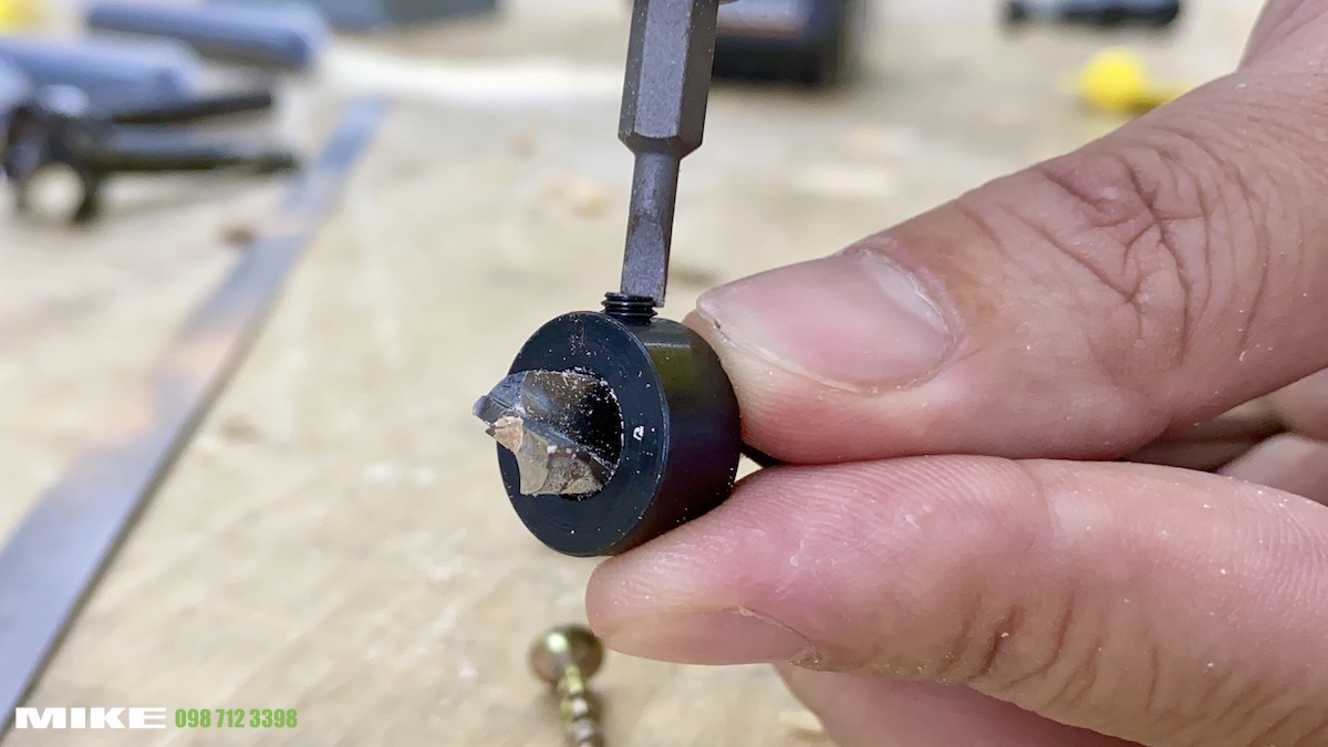 Vít cấy chỉnh giữ mũi khoan ở độ sâu thích hợp FAMAG 2108