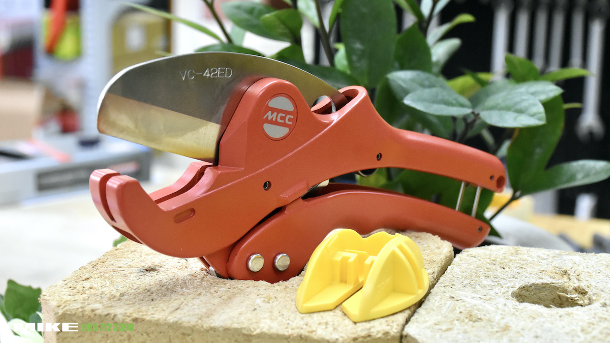 Kéo cắt ống PVC khi nhả hết độ mở VC-42ED