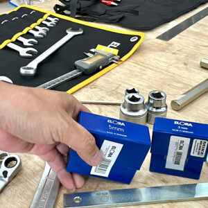 Bộ đục chữ ELORA 400B có thân đục hình lục giác đường kính 11mm, dài 75mm (hoặc 100mm với cỡ lớn), dễ cầm nắm, thao tác chuẩn xác và an toàn.