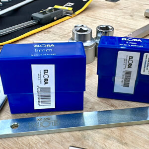 Bộ đục chữ ELORA 400B được đóng gói trong hộp nhựa cứng, sắp xếp 3 hàng 9 cột, tiện lợi khi vận chuyển, bảo quản và sử dụng lâu dài.