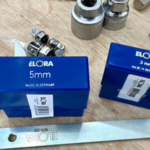 Bộ đục chữ ELORA 400B có phần đầu đột được tôi cảm ứng để chịu lực tốt hơn, toàn thân cũng được tôi cứng hoàn toàn để chịu mài mòn công nghiệp.