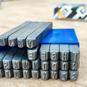 Bộ đục chữ ELORA 400B chuyên dùng cho bề mặt phẳng hoặc cong lớn; trên mặt cong nhỏ, cần lưu ý kỹ thuật để nét chữ không bị lệch hoặc mờ.