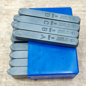 Bộ đục chữ ELORA 400B được sản xuất tại Đức – nơi nổi tiếng với các thiết bị công nghiệp bền bỉ và chuẩn mực, đáp ứng mọi yêu cầu đánh dấu chuyên nghiệp.