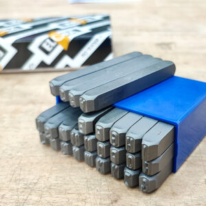 Bộ đục chữ ELORA 400B sử dụng vật liệu thép hợp kim cứng, có độ bền cao, chống mài mòn tốt khi làm việc trên nền kim loại dày, cứng như thép.