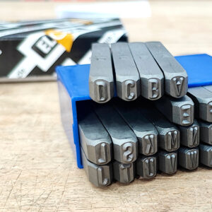 Bộ đục chữ ELORA 400B tuân theo chuẩn font DIN 1451, đảm bảo mỗi ký tự in hoa đều nét, dễ đọc, phù hợp các tiêu chuẩn công nghiệp quốc tế.