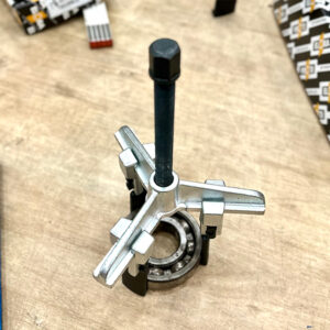 Cảo 3 chấu ELORA 327K sử dụng ba càng mỏng bo cong, phù hợp lách vào không gian hạn chế.