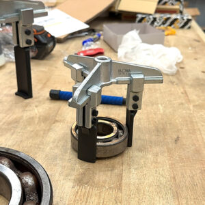 Cảo 3 chấu ELORA 327K điều chỉnh khẩu độ bằng cơ cấu trượt trên trạc ba giữ đồng tâm.