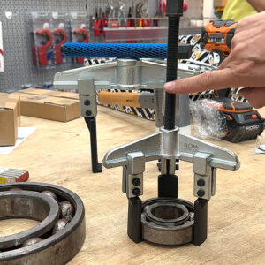 Vật liệu thép dập nóng và phủ kẽm bảo vệ giúp Cảo 3 chấu ELORA 327K chịu tải bền.