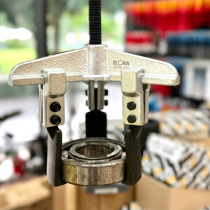 Đầu móc màu đồng súng trên Cảo 3 chấu ELORA 327K hỗ trợ quan sát vùng tiếp xúc.