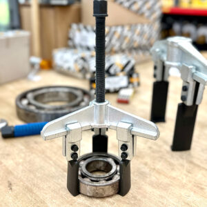 Cảo 3 chấu ELORA 327K phân bố lực đều trên ba điểm, giảm trượt khi tháo chi tiết.