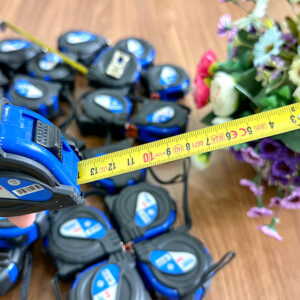 Thước cuộn 3m sợi thép Vogel Germany 141003 có bản rộng 16mm, nền vàng chống bẩn, hạn chế xoắn khi kéo dài.