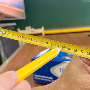 Bán kính cong 1400mm giúp thước cuộn 3m sợi thép Vogel Germany 141003 duy trì độ cứng trước khi võng gập.