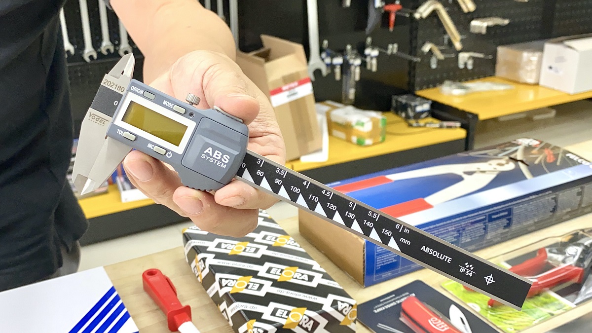 Thước kẹp điện tử 202180, 150mm, đèn chiếu sáng, chống nước IP54