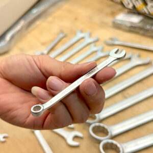 Bề mặt mạ chrome si mờ trên Bộ cờ lê vòng miệng ELORA 203S hỗ trợ thao tác chính xác, giảm chói sáng.