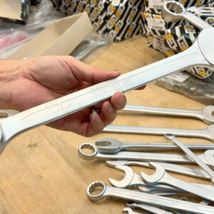 Vật liệu Chrome Vanadium giúp ELORA 203S duy trì độ bền cơ học sau dập nóng và xử lý nhiệt nhiều giai đoạn.