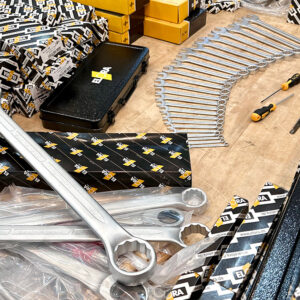 Hộp carton kỹ thuật của ELORA 203S tập trung vào phần dụng cụ, không dư thừa phụ kiện đóng gói.