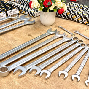 Bề mặt mạ chrome mờ trên Cờ lê vòng miệng ELORA 203XL giảm phản xạ ánh sáng khi làm việc lâu.