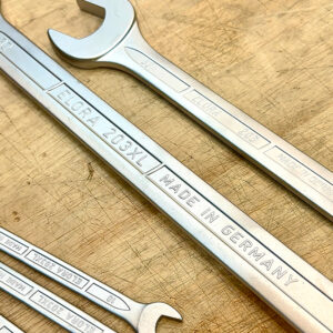 Thiết kế đầu lệch 15 độ trên Cờ lê vòng miệng ELORA 203XL hỗ trợ tiếp cận vị trí lắp ráp bị hạn chế không gian.