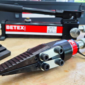 Bộ nêm thủy lực BETEX 15TLSet thao tác đơn giản, chỉ cần một người với 1 điểm điều chỉnh, tháo lắp thiết bị dễ dàng trước và sau khi vận hành.