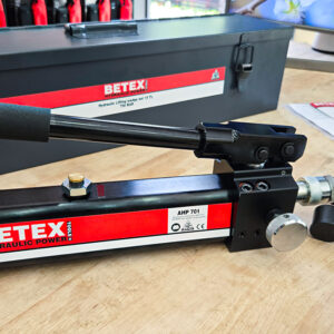 Bộ nêm thủy lực BETEX 15TLSet đi kèm bơm thủy lực bằng tay 2 cấp tốc độ, ống thủy lực dài 1.8m và đồng hồ áp suất.