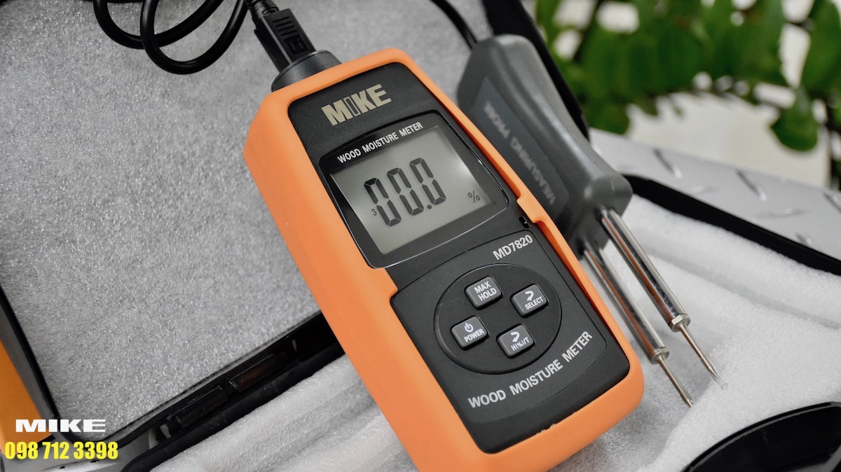 Giá trị đo được giữ lại chủ động bằng phím HOLD trên máy đo độ ẩm.