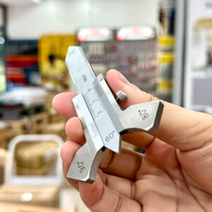 Mặt thước của Vogel Germany 474403 được mạ chrome mờ, hạn chế chói sáng, thuận lợi khi đo trong môi trường xưởng.