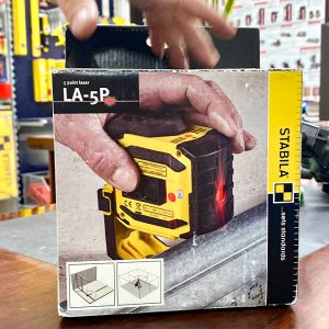 Máy bắn cốt laser 5 tia LA-5P STABILA 18328 có độ chính xác chùm tia là ±0.4 mm/m.