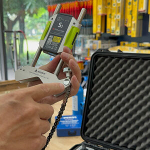 Fixturlaser NXA Pro có Bluetooth tích hợp, hiển thị dữ liệu theo thời gian thực, giúp thao tác nhanh chóng và chính xác trong khi cân chỉnh trục thiết bị quay.