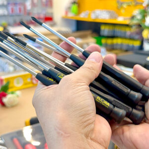 Lưỡi Chrome-Vanadium-Molybdenum của Tua vít bake chống tĩnh điện ELORA 610-PH ESD chịu mài mòn và ăn mòn bề mặt.