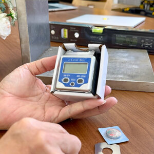 Thước đo góc nghiêng Vogel Germany 320011 đo góc ±180°, sai số ±0.1°, hiển thị LCD 10mm, vỏ kim loại chắc chắn.