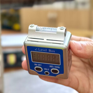 Vogel Germany 320011 thiết kế IP54, vỏ kim loại, tích hợp ba nam châm đáy, phù hợp bề mặt thép, hiển thị kết quả rõ ràng.