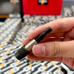 Đầu nối lục giác ELORA 3428 sử dụng nam châm vĩnh cửu giúp cố định vít chắc chắn, ngăn trượt vít khi thao tác, đặc biệt hiệu quả trong môi trường rung động hoặc khó tiếp cận.