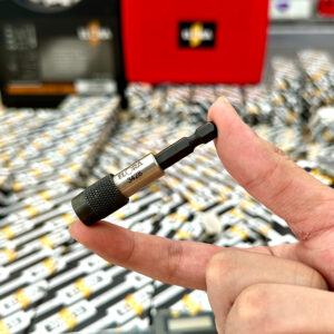 Đầu nối lục giác ELORA 3428 được thiết kế nhằm tối ưu hóa hiệu suất làm việc, giúp giảm hao mòn đầu vít và tránh hư hại cho vật liệu xung quanh.