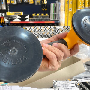 Giác hút kính xe hơi ELORA 280 có tay cầm ABS, chống dầu mỡ, hóa chất và axit, tăng độ bền sử dụng.