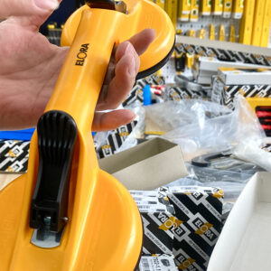 Giác hút kính xe hơi ELORA 280 trang bị khóa nhựa cứng chịu lực, duy trì khả năng giữ chặt vật liệu.