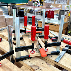 Thanh ray thép kéo nguội 27 × 7 mm, mạ kẽm, dạng hộp, bề mặt gân răng cưa chống trượt.