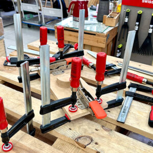 Trục vít ren thang bằng thép xử lý oxit đen, truyền lực ổn định, hạn chế hiện tượng tự tháo.