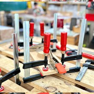 Thân gang dẻo phủ sơn tĩnh điện, chịu mài mòn, giảm tác động môi trường xưởng mộc và nội thất.