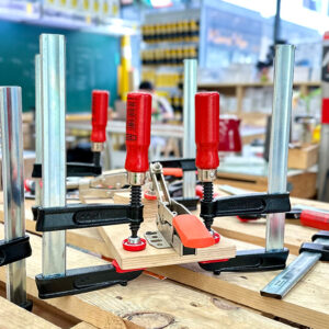 Má kẹp gắn nắp nhựa bảo vệ, giữ nguyên bề mặt veneer, melamine, sơn phủ trong thao tác.