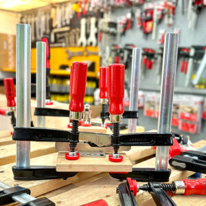 Tay cầm gỗ sơn phủ gốc nước, thiết kế công thái học, tăng độ bám tay khi siết.