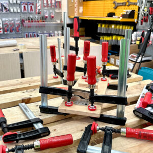 Trọng lượng 1.158 g, phù hợp kẹp chi tiết trung bình, sử dụng linh hoạt trong lắp ráp.