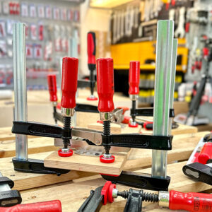 Ứng dụng đa dạng: dán ghép, lắp bàn ghế, cố định tủ bếp, dựng vách, DIY mộc nhỏ.